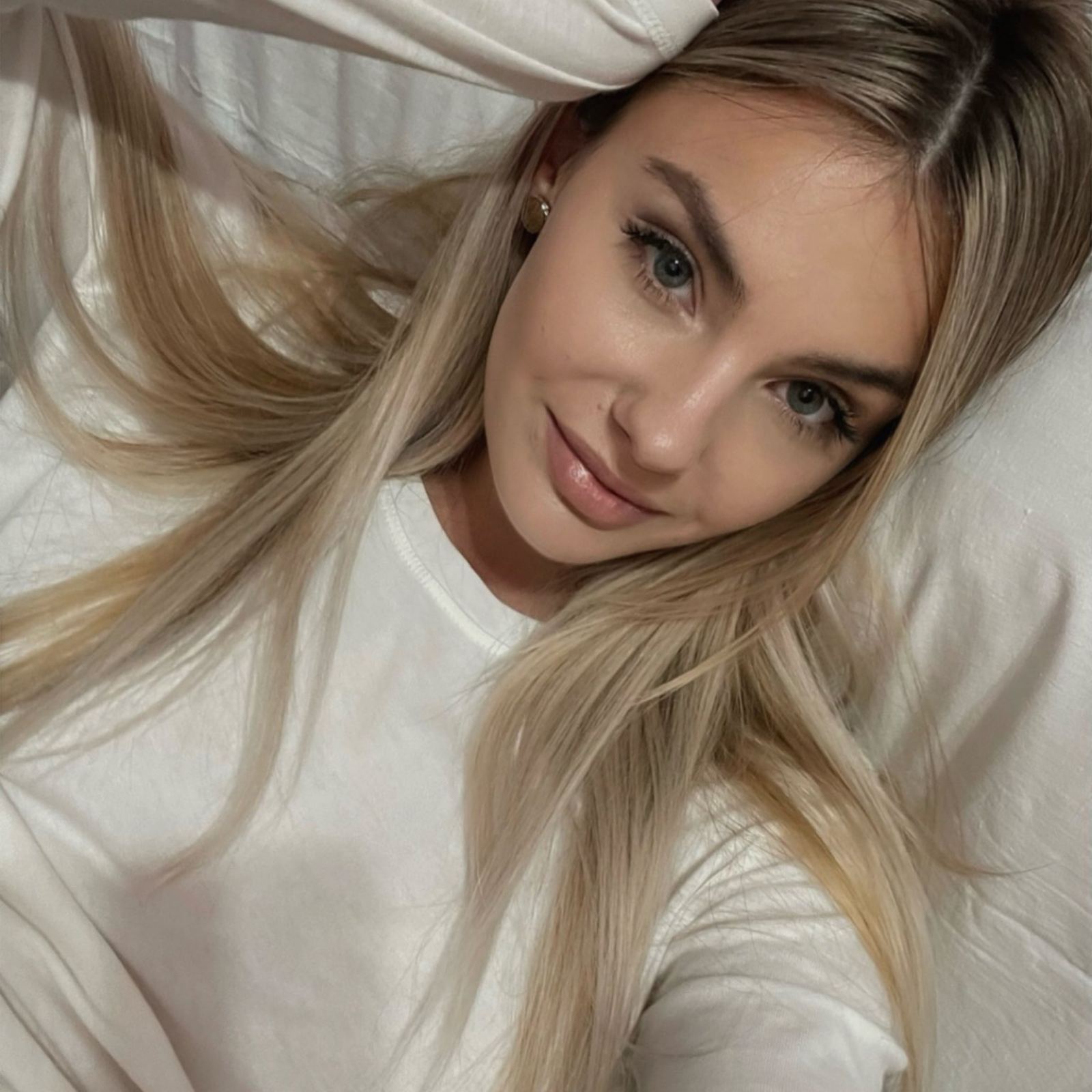 Natural Elegance - Soft Light and Pure Vibes